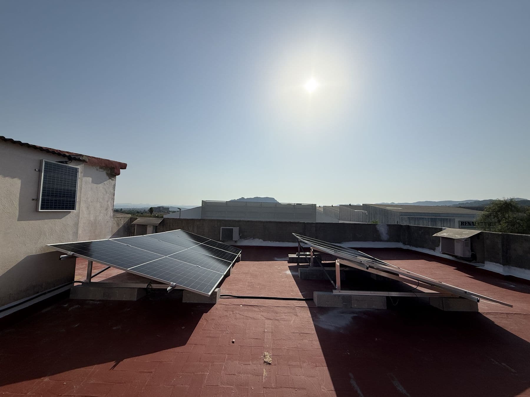 Estructuras inclinadas sobre una terraza plana, a pleno sol